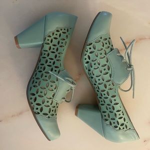 Sea foam green Chelsea crew pumps size 7